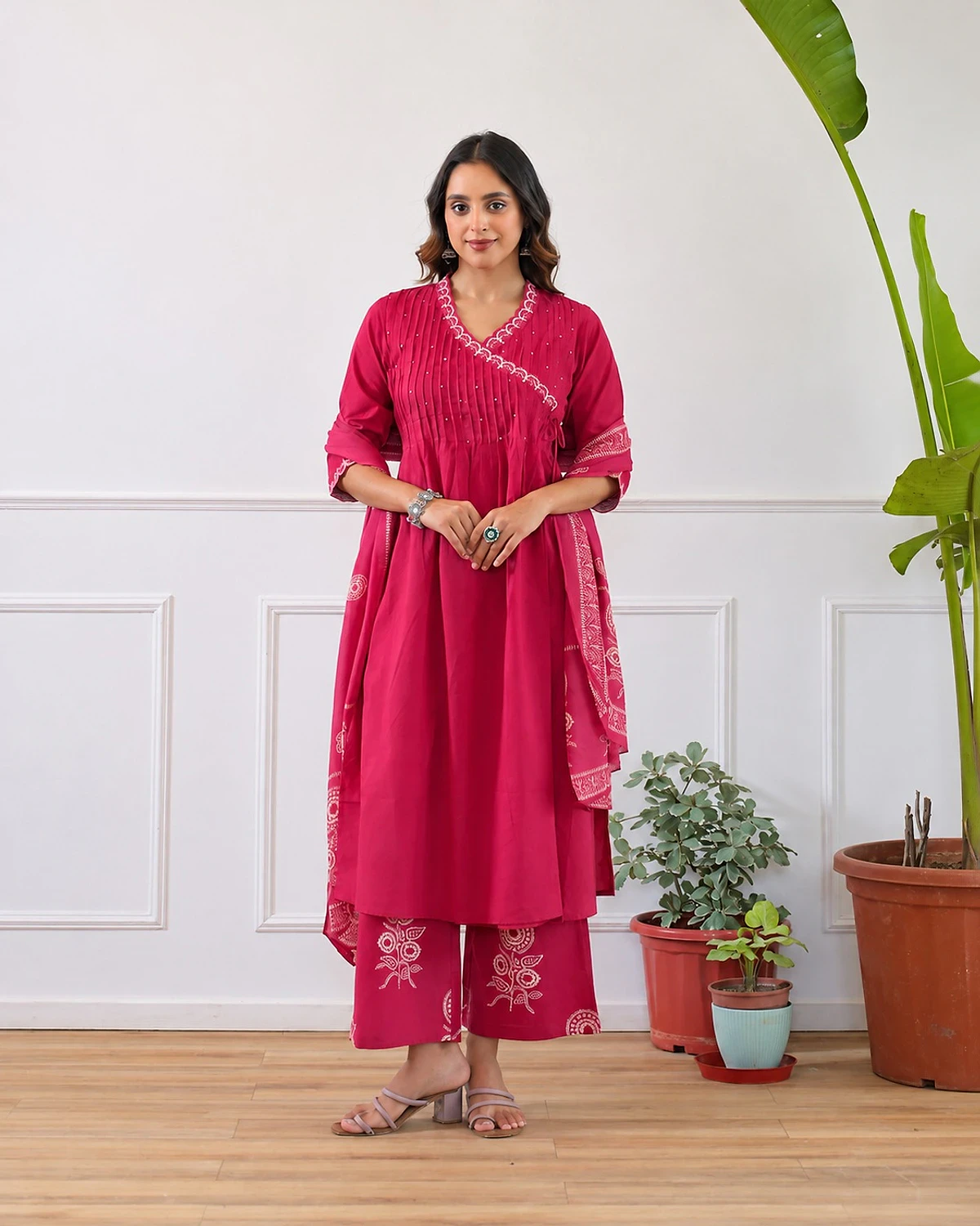 Woman wearing a fuchsia kurta, palazzo and dupatta